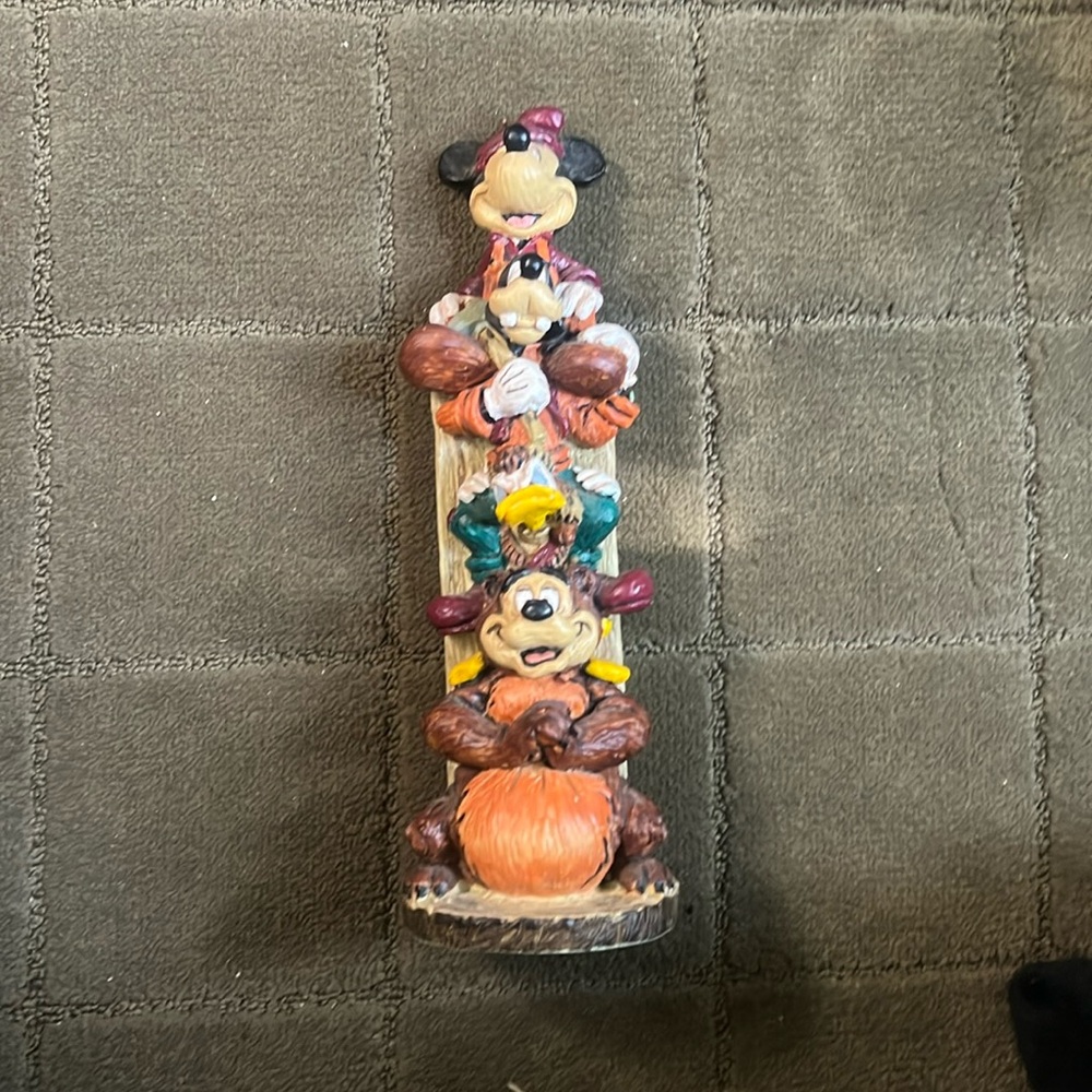 Vintage Walt Disney Wilderness 8’’ Totem pole figurine